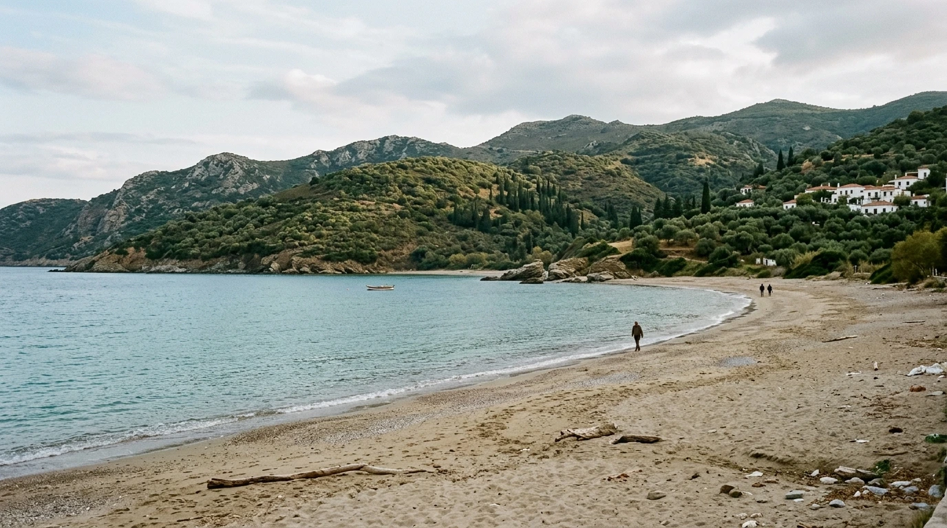Plage méditerranéenne paisible et lumineuse hors affluence