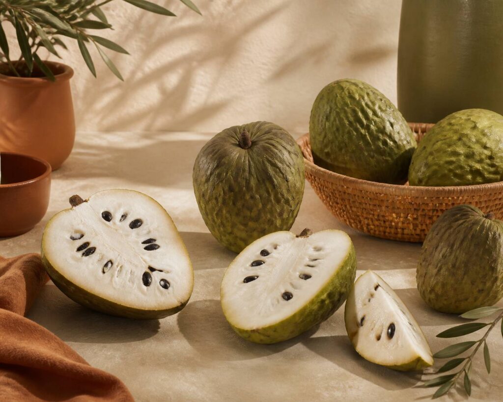 Fruits exotiques à peau verte écailleuse coupés en deux