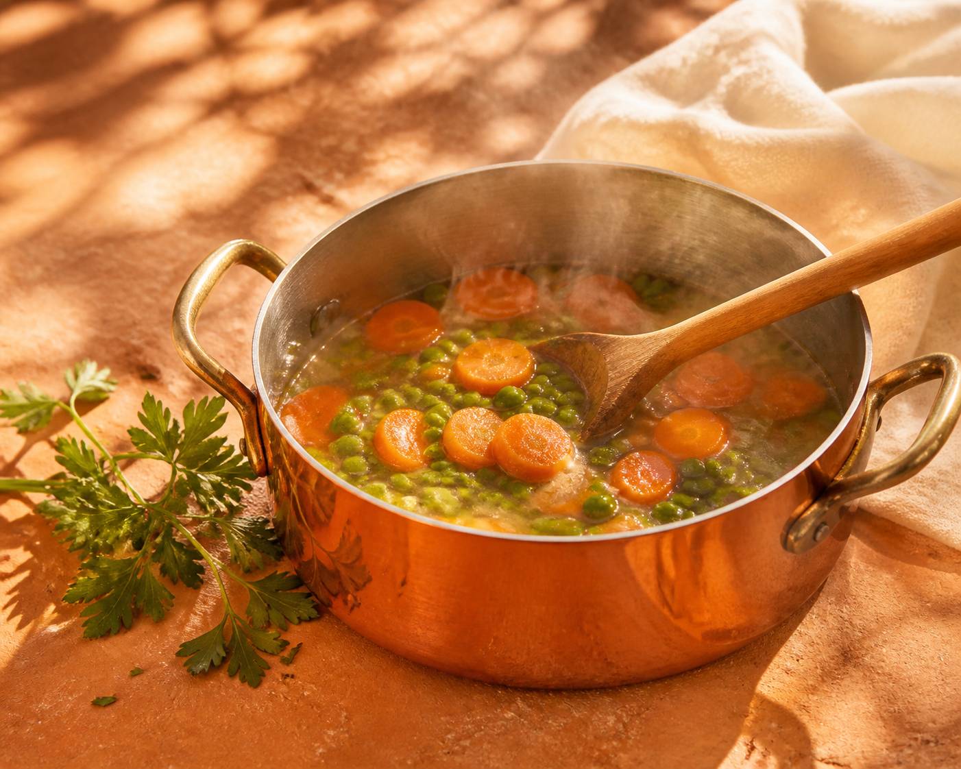 Carottes et petits pois mijotant dans une casserole avec persil