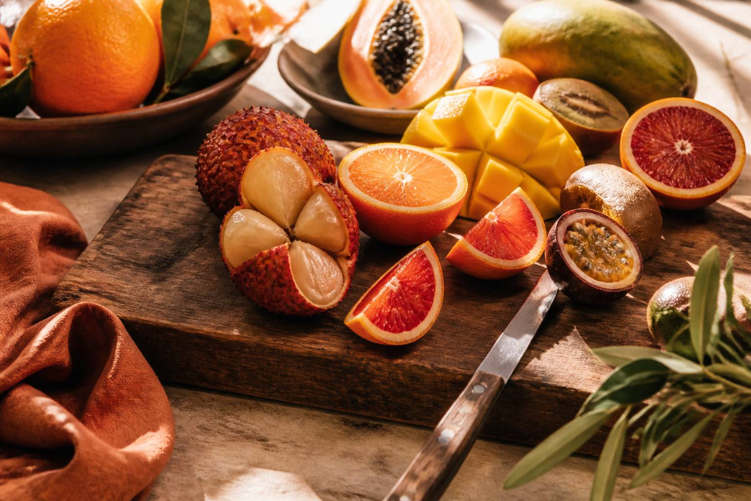 Fruits en S coupés et entiers avec couteau sur une planche en bois