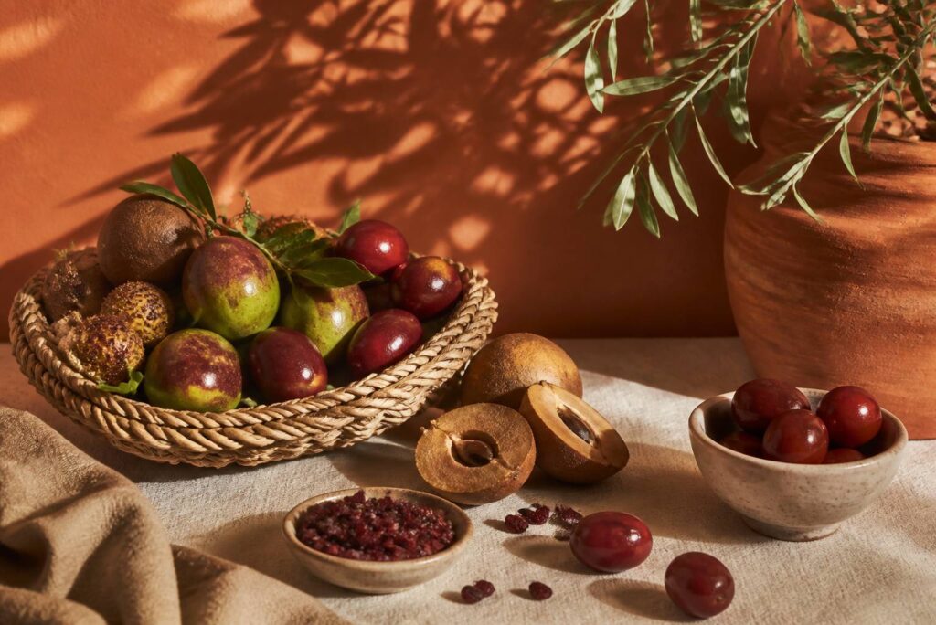 Corbeille de fruits exotiques rares sur une table méditerranéenne